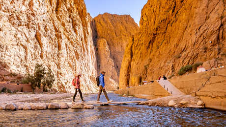 Randonneurs qui traversent la rivière de Toudgha au Maroc