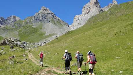 Randonneurs sur le sentier du GR10, dans les Pyrénées