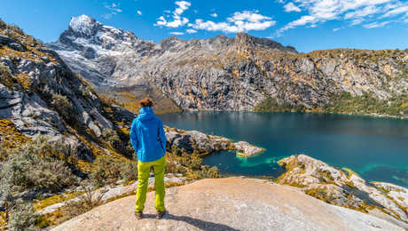 randonneuse-de-dos-observe-la-laguna-churup-cordillere-blanche