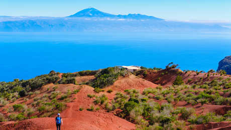 randonneuse-marche-vers-le-mirador-d-abrante-la-gomera