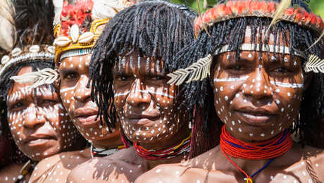 Rituel de peinture sur le corps de la tribu Dani, Wamena, Vallée Baliem