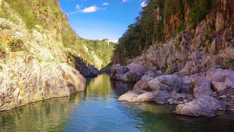 rivière au milieu du Canyon de Somoto, Nicaragua