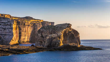 rocher Fungus sur l'île de Gozo dans la baie de Dwejra au coucher du soleil, Malte