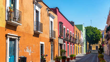 rue colorée à Puebla au Mexique
