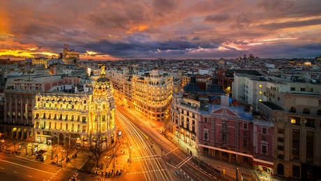 Rue principale du Madrid en Espagne