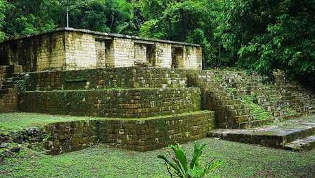 ruines d'aguateca  dans la région de Petén au Guatemala