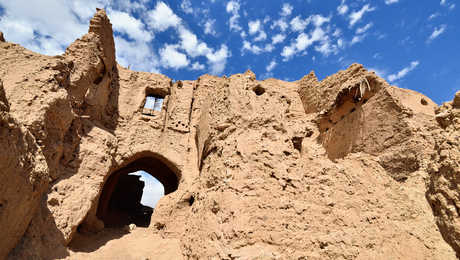 ruines du château de Sassani dans l'oasis de Garmeh, désert de Dasht-e Kavir, Iran