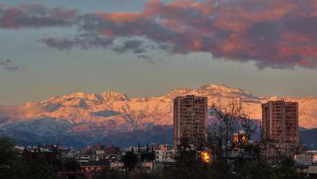 Santiago du Chili avec la cordillère enneigée