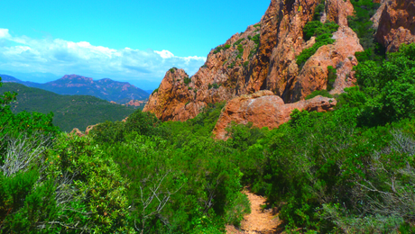 Sentier de marche du massif de l'Esterel sur la côte d'Azur