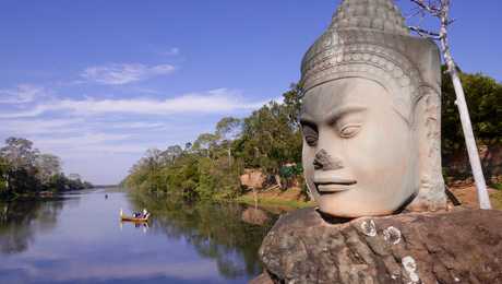 Statue de Bouddha au bord d'une rivière, Cambodge