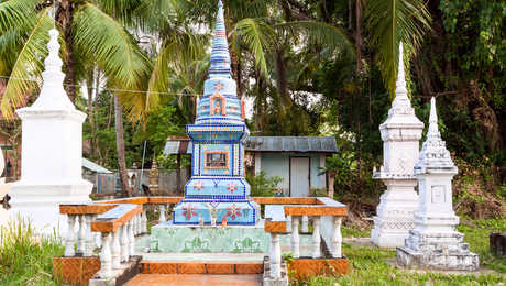 Stèles bouddhistes décorées sur l'île de Khong au Laos