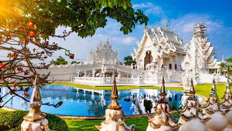 temple blanc de Chiang Rai devant un lac en Thaïlande