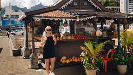 Touriste pendant un marché sur l'île Maurice à Port Louis