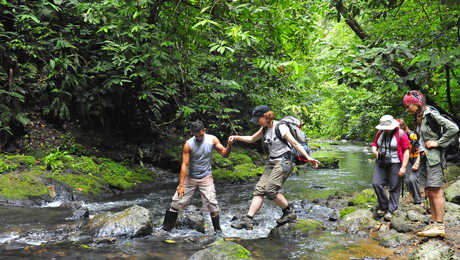 Traversée de rio dans le parc national Corcovado