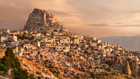 Ville d'Uchisar au lever du soleil, Cappadoce en Turquie