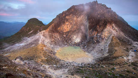 volcan-sibayak-au-lever-de-soleil