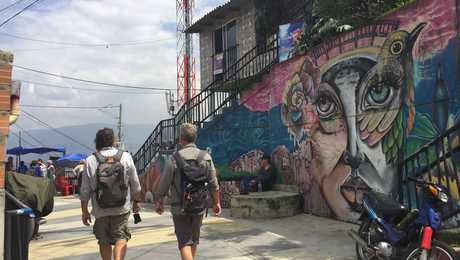 Voyageurs dans le quartier de la Comuna 13 à Medellin