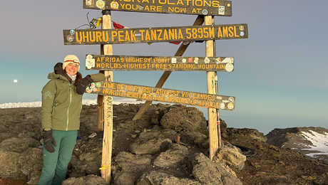 Voyageuse au sommet Uhuru Peak, Kilimandajro en Tanzanie