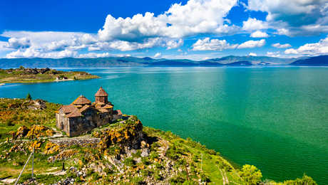 Vue aérienne du lac Sevan en Arménie