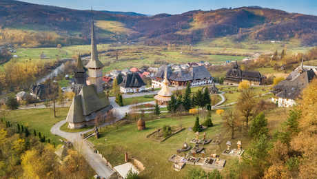 Vue aérienne du monastère de Barsana dans la région de Maramures, Roumanie