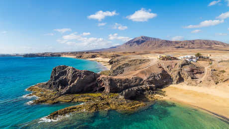 vue-aerienne-plage-de-papagayo-a-lanzarote