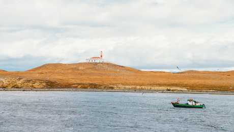 Vue depuis le détroit de Magellan sur l'islas Magdalena au large de Punta Arenas au Chili