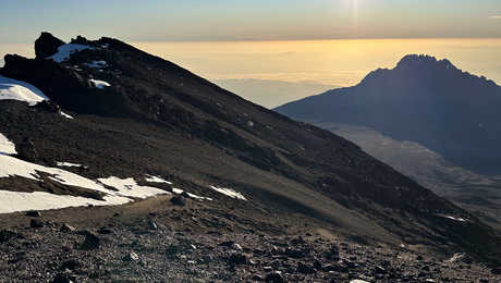 Vue depuis le Stella point pendant l'ascension du Kilimandjaro en Tanzanie