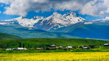 Vue depuis un village sur les monts Aragats en Arménie