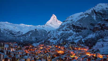 Vue la vallée du village de Zermatt et le pic du Cervin le matin, Suisse