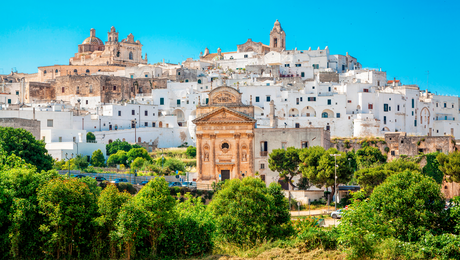 Vue panoramique de la ville blanche d'Ostuni, Brindisi, dans les Pouilles, Italie.