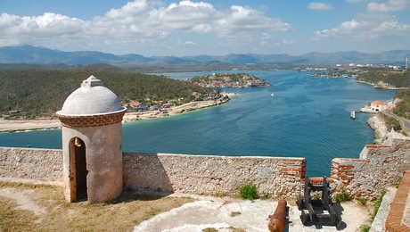 Vue sur la baie de Santiago depuis le fort Castillo del Morro