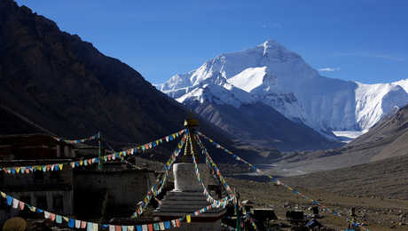 Vue sur la face nord de l'Everest depuis le monastère de Rongbuk au Tibet