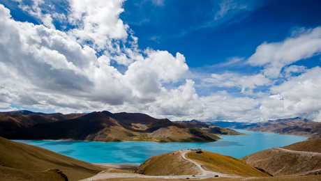 Vue sur le lac Yamdrok au Tibet