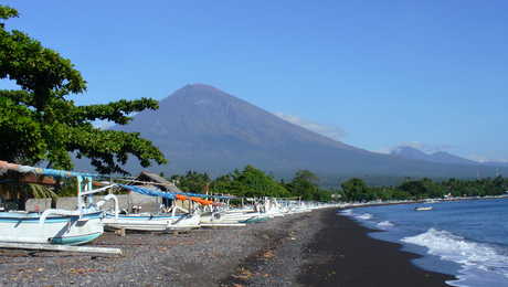Vue sur le volcan Agung depuis la plage d'Amed