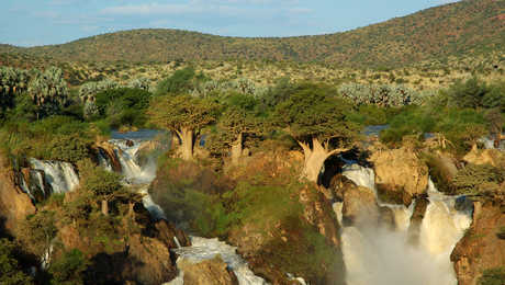 Vue sur les chutes d'Epupa dans la région du Kaokoland en Namibie