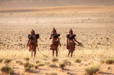 3 femmes Himbas qui marchent en Namibie
