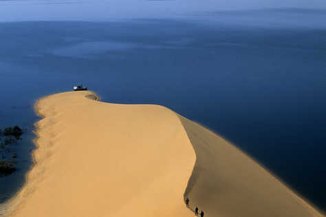 Dune tombant dans le Lac Nasser en Egypte