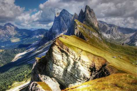 Montagnes acérées des Dolomites
