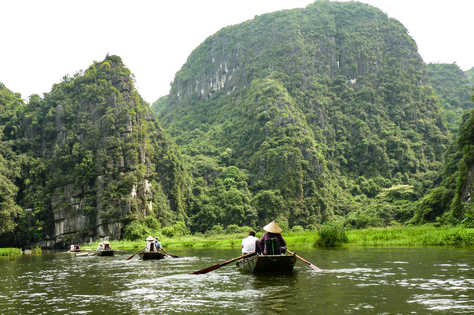 Navigation dans les rizières en barque au Vietnam
