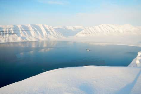 Point de vue sur le fjord somptueux de Tempelfjord au printemps lors d'une expédition à ski