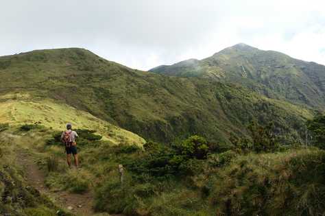 randonneur face aux montagnes des Açores