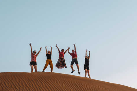 Randonneurs  dans le désert de Wahiba Sand à Oman