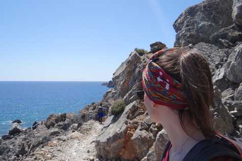 Randonneurs sur un sentier côtier vers Loutro en Crète