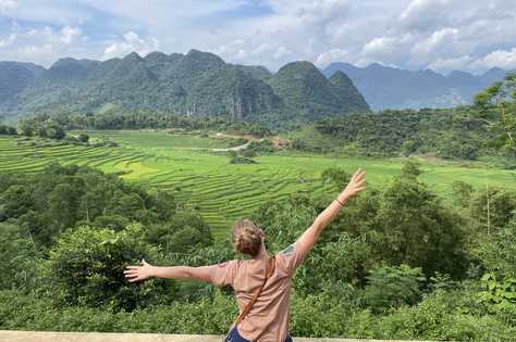 randonneuse devant le paysage de la vallée de Maïchau au Vietnam