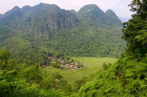 Village au pied des montagnes et entouré de rizières dans le nord Vietnam