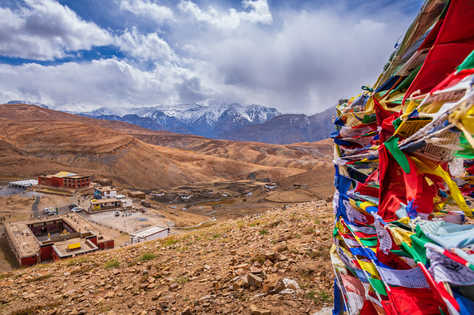 Village et montagnes du Ladakh en Inde Himalayenne