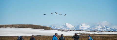 Groupe de voyageurs Spitzberg été avec guide © Banhegyi Titouan Groupe de voyageurs Spitzberg été avec guide