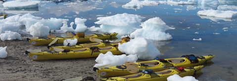 Kayak parmi les icebergs, Groenland