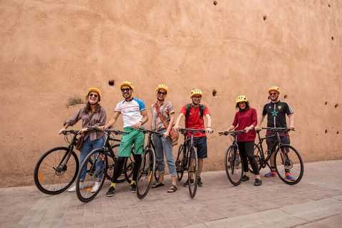 cyclistes-devant-une-maison-au-maroc