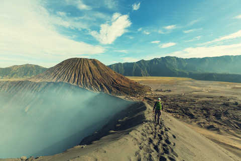 un-randonneur-en-train-de-marcher-sur-le-volcan-mont-bromo-a-java-en-indonesie-andrushko-galyna